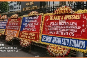 Karangan Bunga, Semiotika Kekuasaan, dan Pengadilan Opini