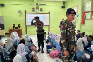 Kontroversi pelibatan TNI-Polri dalam MPLS di Jabar – 'Tujuannya biar anak nyaman di sekolah, kok malah undang polisi dan tentara?'