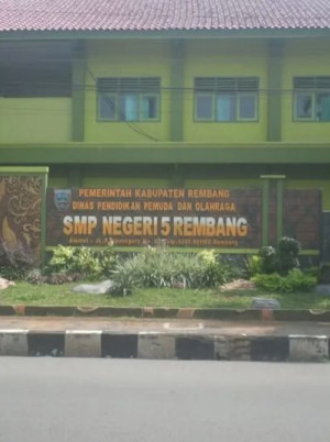 Santap Menu MBG, Ratusan Murid dan Guru SMPN 5 Rembang Diduga Keracunan Massal