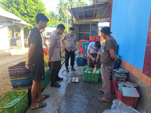 Polres Touna melakukan pemeriksaan sampel makanan untuk mengungkap penyebab dugaan keracunan di SDN Tampanombo, Rabu (10/12/2025). 