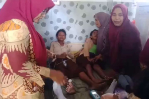 Sejumlah siswa SD Negeri 65 diduga alami keracunan dengan gejala gatal dan ruam di tubuh, dirawat di puskesmas Jambula, Kota Ternate, Maluku Utara, Kamis (6/11/2025)