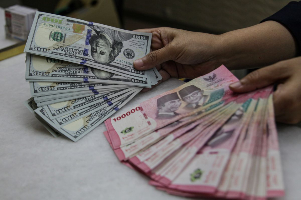 Rupiah Melemah ke Level Rp 17.872, IHSG Anjlok 2,62 Persen