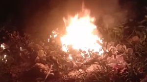 Tumpukan sampah padat limbah dari dapur MBG di wilayah Tambelangan, Sampang, yang kondisinya mengeluarkan bau menyengat dan diprotes warga lantaran dibakar secara sembarangan. 