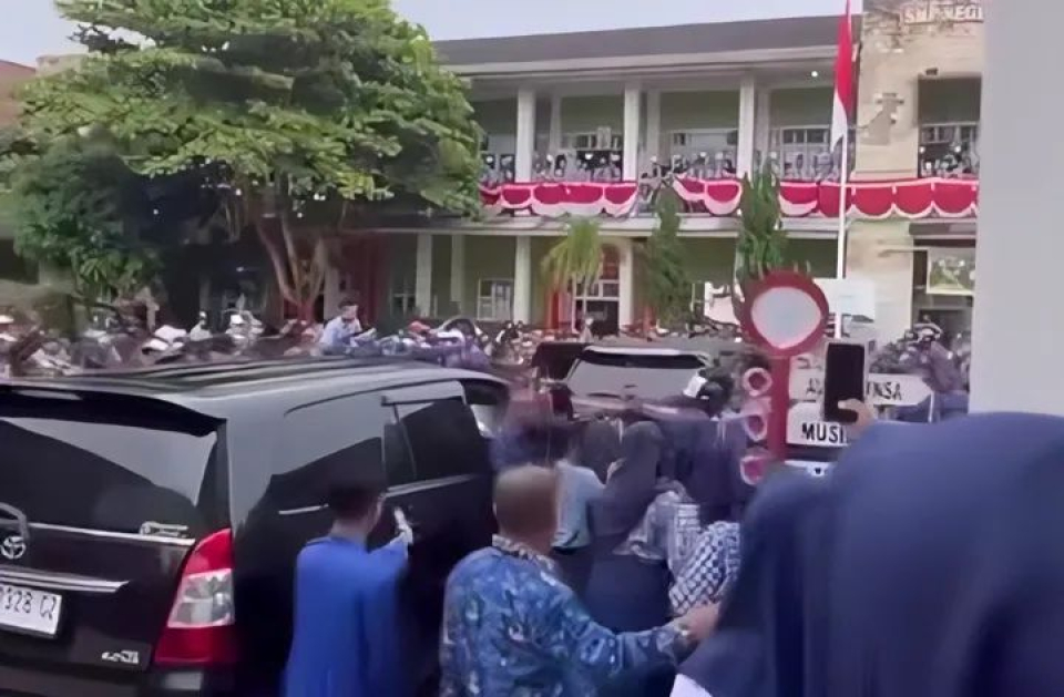 Penyambuyan Kepsek Roni Ardiansyah setelah dibolehkan kembali ke SMPN 1 Prabumulih.
