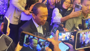 Dua Guru Besar UI Kritik Keputusan Rektor yang Hanya Minta Bahlil Perbaiki Disertasi