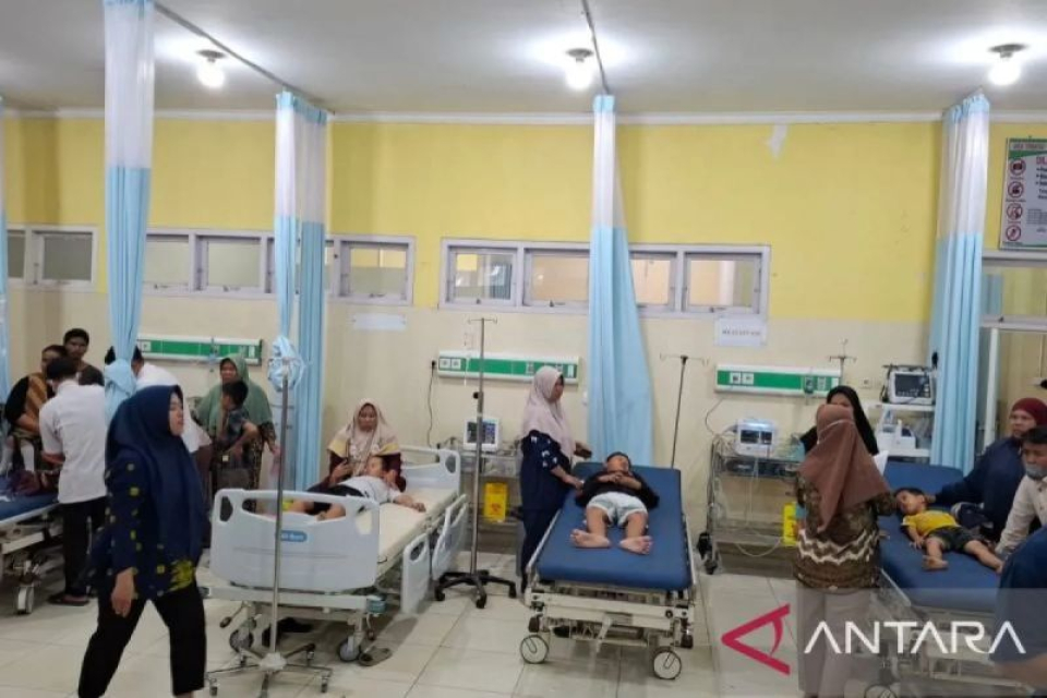 Para pelajar atau siswa yang diduga mengalami keracunan makan MBG di sekolahnya yang ditangani tim medis RSUD Ahmad Ripin, Sengeti Kabupaten Muaro Jambi, Jumat (30/1/2026) 