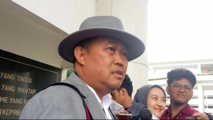 Arsip. Koordinator Masyarakat Anti-korupsi (MAKI) Boyamin Saiman berbicara dengan awak media di Gedung Kejaksaan Agung, Jakarta, Kamis (30/1/2025). 