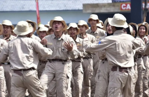 Korps Kadet Republik Indonesia (KKRI) yang terdiri dari pelajar mengikuti latihan dan tempaan untuk lebih mencintai tanah air dan negara bertempat di Kesatrian Marinir TNI AL Hartono Cilandak. Foto: Puspen TNI).