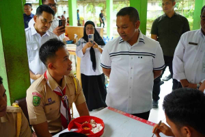 Gubernur Riau Abdul Wahid saat melakukan kunjungan kerja ke Sekolah Menengah Atas Negeri (SMAN) 5 dan SMAN 15 Pekanbaru, Rabu (17/9/2025).