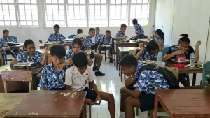 Ratusan pelajar SMP Negeri 5 Kota Kupang, NTT menolak makanan bergizi gratis karena trauma 