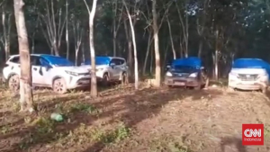  Kasus tewasnya tiga polisi dalam penggerebekan judi sabung ayam di Kecamatan Negara Batin, Kabupaten Way Kanan, Lampung, Senin (17/3) lalu, memunculkan temuan baru. 