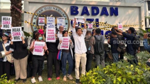 MBG Bau Tengik, Plastik Mahal! Jeritan Pedagang Tanah Abang di Tengah Demo BGN