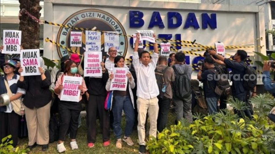 MBG Bau Tengik, Plastik Mahal! Jeritan Pedagang Tanah Abang di Tengah Demo BGN