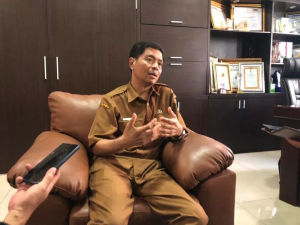 DALAM PENELUSURAN: Kepala Dinkes PPKB Kota Mojokerto dr. Achmad Reza memberikan keterangan terkait jumlah korban terdampak dugaan keracunan di SDN Wates, Kecamatan Magersari, Senin (19/1). 