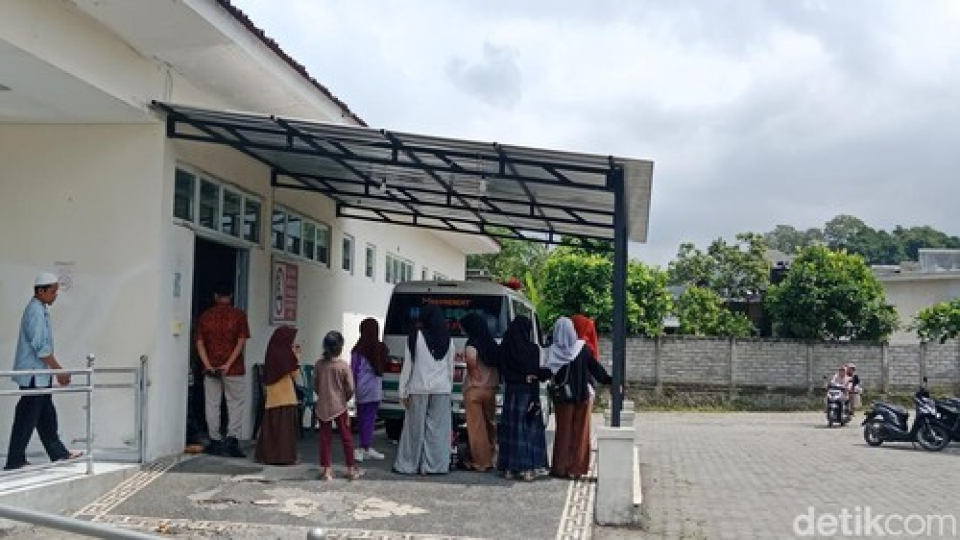 Diduga Keracunan MBG, Puluhan Siswa Lombok Timur Tumbang di Kelas