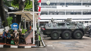 Kendaraan taktis Panser Anoa 6x6 milik TNI yang terparkir di Kejaksaan Agung, Jakarta, 5 Agustus 2025.