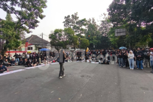Demo Mahasiswa di Bandung Suarakan Penghentian Total Program MBG