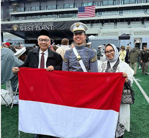 Letda Infanteri Roosevelt Purba, Perwira Remaja asal Indonesia pertama, Lulusan US Military Academy – West Point, tahun 2026.bersama Konsul Jenderal RI – New York &amp; Isteri.