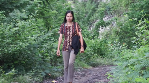 Seorang guru honorer Yustina Yuniarti berjalan menuju SDK Wukur di Desa Sikka, Kecamatan Lela, Kabupaten Sikka, Flores, NTT. 