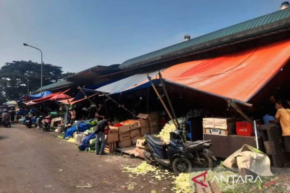 Ilustrasi - Kondisi los C Pasar Induk Kramat Jati, Jakarta Timur, yang tidak layak dan dipenuhi PKL.