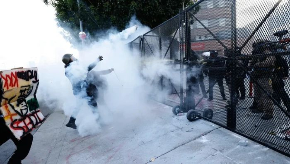 Demo Anti Trump 'No Kings' di LA AS Memanas, Polisi Pakai Gas Air Mata