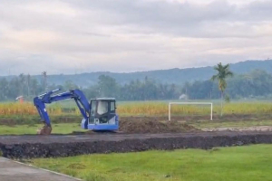 Pembangunan helipad di lapangan Kalisube yang berjarak sekitar 1,6 km dari makam kakek Presiden Prabowo Subianto, RM Margono Djojohadikusumo di kompleks Pemakaman Dawuhan, Kecamatan/Kabupaten Banyumas, Jawa Tengah, baru-baru ini.