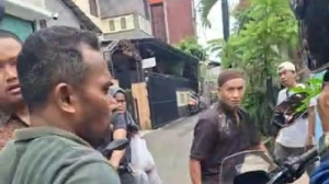 PENGANIAYAAN SPPG-Wartawan dianiaya saat hendak meliput penyajiannya makan bergizi gratis (MBG) di Pasar Rebo, Jakarta Timur.  