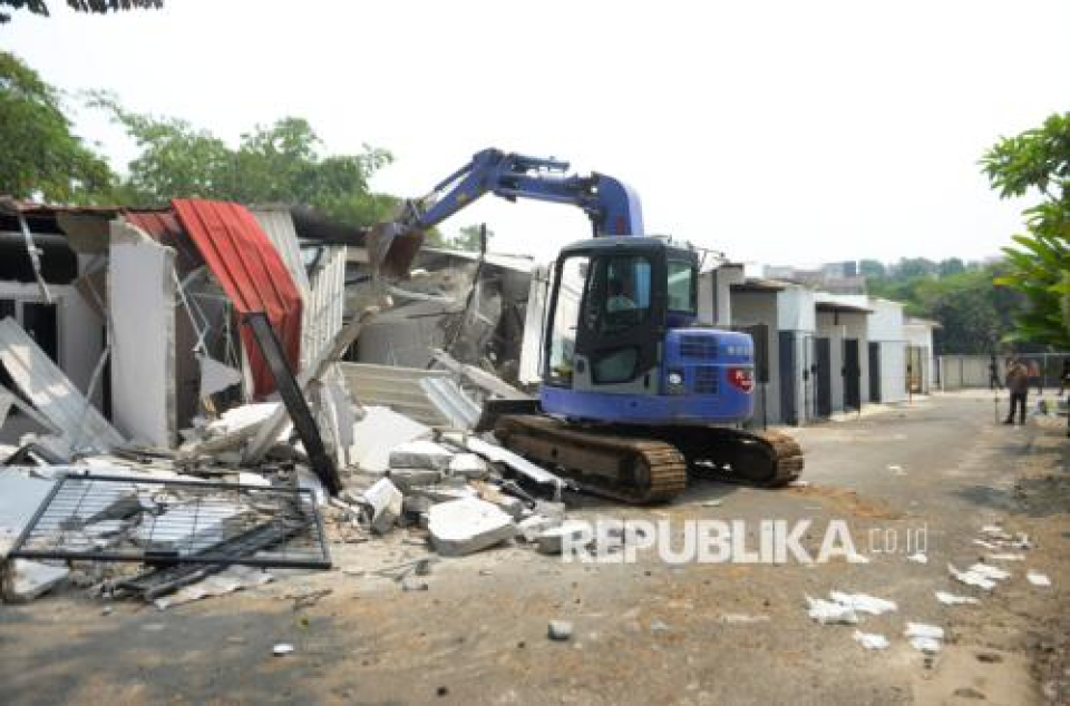 Petugas dengan alat berat membongkar fasilitas klaster hunian mewah di Lapas Kelas IIA Cibinong, Kabupaten Bogor, Jawa Barat, Rabu (30/9/2026). Bangunan tersebut sebelumnya menjadi sorotan publik setelah diduga digunakan sebagai hunian eksklusif bagi warga binaan.