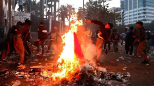 Sejumlah orang melakukan pembakaran dan melempari gedung DPR/MPR di Jakarta, pada 27 Agustus 2026.