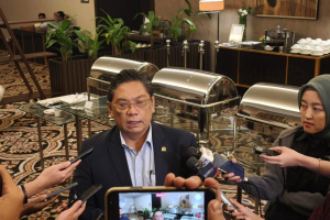 Ketua Komisi I DPR RI pada Fraksi DPR RI, Utut Adianto di sela rapat panja RUU TNI di Hotel Fairmont, Jakarta, Sabtu (15/5/2025)