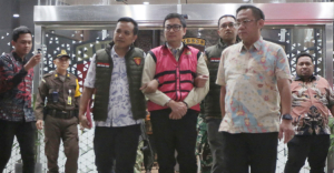 Komisaris PT YAT Andri Mulyono menuju mobil tahanan dengan tangan terborgol usai menjalani pemeriksaan di Gedung Bundar Kejagung, Jakarta, Jumat (12/6/2026). Foto: Ist