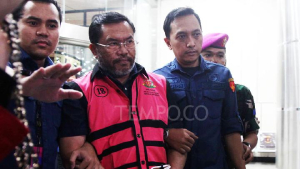 Tersangka dugaan tindak pidana korupsi tata kelola program Makan Bergizi Gratis (MBG) pada Badan Gizi Nasional (BGN) Sony Sonjaya (tengah) di Kejaksaan Agung, Jakarta, 18 Juni 2026. Tempo/Amston Probel