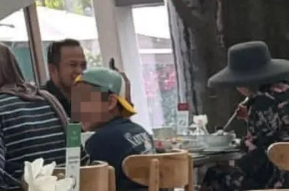 Kalimantan Masih Membara Karena Karhutla, Gubenurnya Malah Tone Deaf, Ada yang Diduga Ngopi di Singapura, Singgung Soal Kawin Lagi, Sampai Ribut dengan Mahasiswa