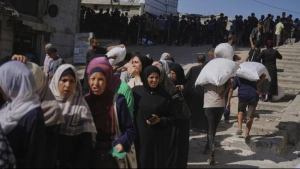 Masyarakat Palestina mengantre untuk mendapatkan bantuan yang dibagikan Program Pangan Dunia (WFP) di Kota Gaza, Jalur Gaza, Kamis (26/6/2025). 
