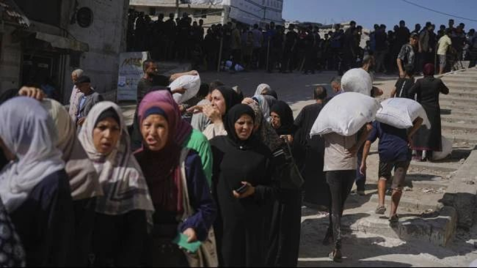 Masyarakat Palestina mengantre untuk mendapatkan bantuan yang dibagikan Program Pangan Dunia (WFP) di Kota Gaza, Jalur Gaza, Kamis (26/6/2025). 