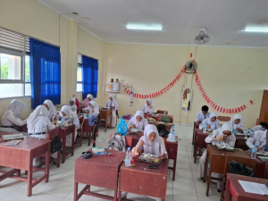 Potret pelajar SMA di Samarinda tengah menikmati makan bergizi gratis (MBG). 