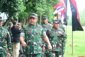 Kepala Staf TNI Angkatan Darat (KSAD), Jendera Maruli Simanjuntak ketika melepas tim tembak TNI AD yang akan berlagaa di ASEAN Army Rifle Meet (AARM) ke-33 tahun 2025.