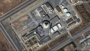 Foto satelit yang disediakan Maxar pada 18 Juni 2025 memperlihatkan kondisi reaktor air berat Iran bernama Arak, setelah dihantam serangan udara Israel. 