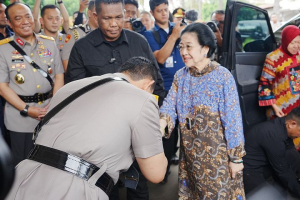 Membungkuk dan Cium Tangan, Kapolri Bertemu Megawati di HUT ke-100 Istri Jenderal Hoegeng