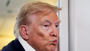 Pekerja Asing di AS Panik Gegara Trump Patok Biaya Visa Rp1,6 M