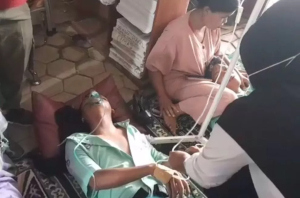 Salah satu siswa SMKN 1 Ngawi dirawat lantaran mengalami keracunan usai menyantap MBG, Rabu 1 Oktober 2025. Ada lebih dari 50 siswa setempat yang keracunan. 