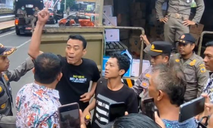 Warga marah atas kebijakan Bupati Pari, Sadewo terkait kenaikan PBB-P2 sebesar 250%. 