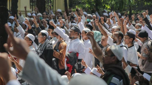 Massa pendukung HTI menggelar aksi saat sidang putusan terkait gugatan HTI di PTUN, Jakarta, 7 Mei 2018. 
