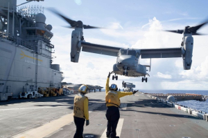 Pesawat terbang militer tiltrotor lepas landas dari kapal serbu AU AS USS Tripoli LHA-7 di laut Filipina pada 13 Agustus 2022. 