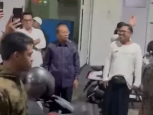 Video adu mulut Gubernur Bali Wayan Koster dengan petugas stasiun pengisian bahan bakar umum (SPBU) viral di media sosial di tengah antrean panjang kendaraan yang terjadi di sejumlah wilayah Bali. (Beritasatu.com/Istimewa)