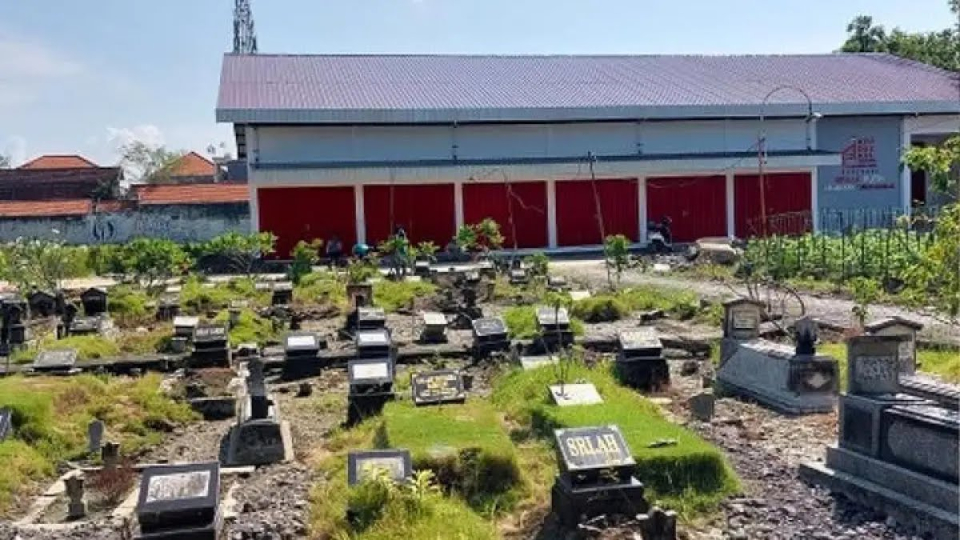 Viral Koperasi Desa Merah Putih di Lamongan Terletak di Tengah Pemakaman Umum, Begini Faktanya