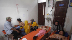 Siswa korban keracunan makanan MBG mendapat perawatan di Poned Puskesmas Cibodas, Kecamatan Lembang, Kabupaten Bandung Barat, Jawa Barat, 29 Oktober 2025. 