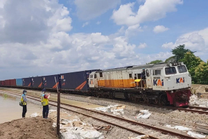 Jalur rel di ruas antara Stasiun Gubug dan Stasiun Karangjati, Kabupaten Grobogan, kembali dilintasi usai terdampak banjir, Minggu (9/3/2025). 