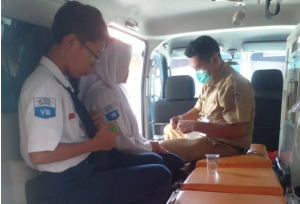 ESPOS.ID - Siswa SMP Negeri 1 Colomadu, Karanganyar, diperiksa petugas kesehatan setelah mengalami gejala mual, muntah, dan pusing seusai menyantap menu MBG, Senin (13/10/2025). 