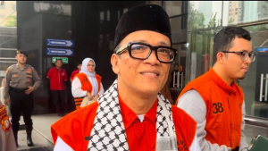 Menjelang Sidang, Eks Wamenaker Ebenezer Tampil Pakai Kopiah dan Sal Arab, Cari Simpati?